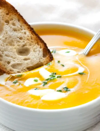 Cremige Butternut Kürbis Suppe mit Brot – einfaches Kürbissuppe Rezept