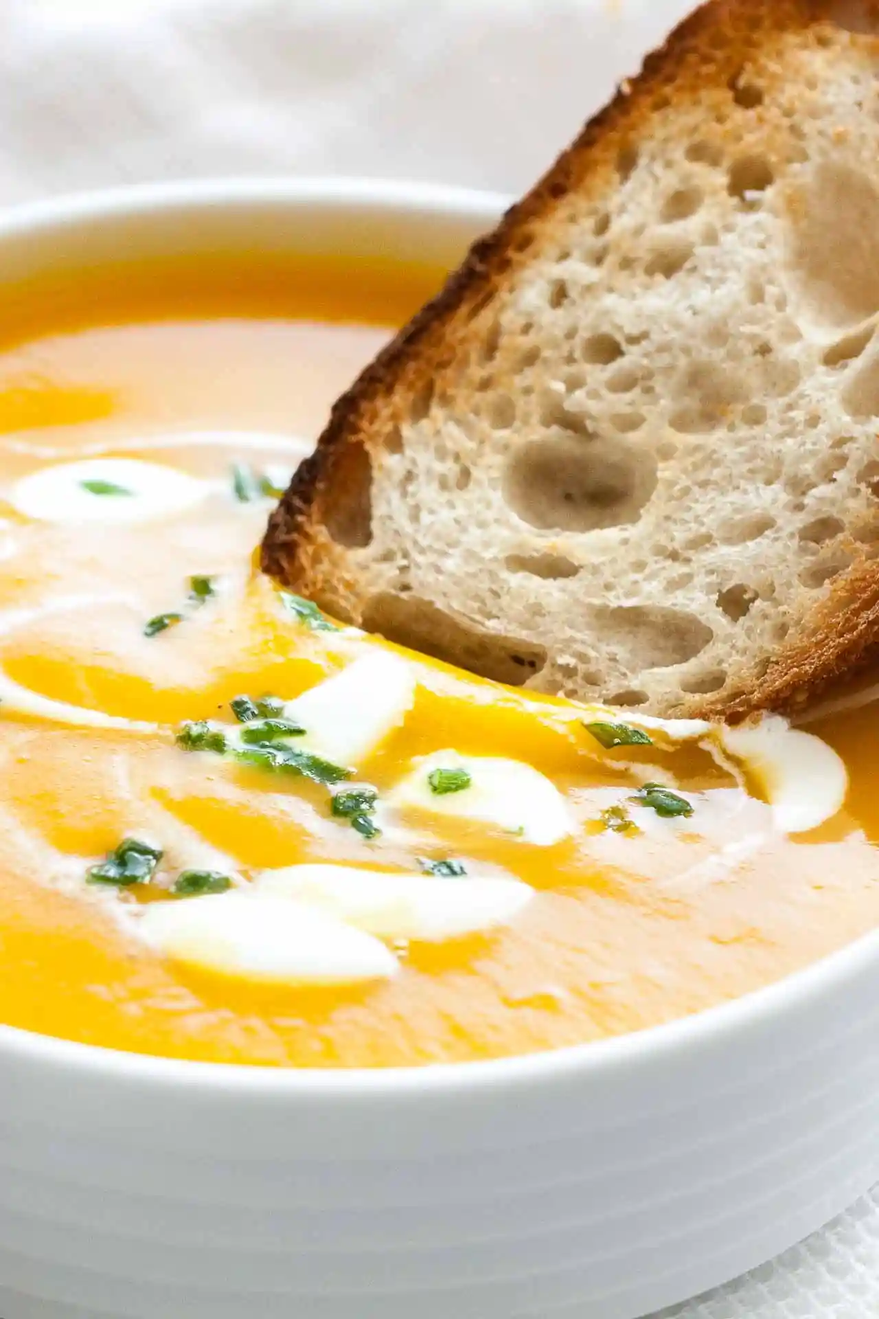 Cremige Butternut Kürbis Suppe mit Brot – einfaches Kürbissuppe Rezept