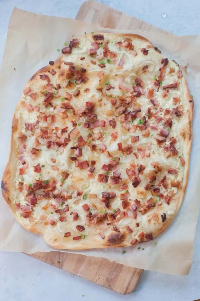 Elsässer Flammkuchen Rezept mit klassischem Flammkuchenteig und Belag aus Speck, Zwiebeln und Crème fraîche