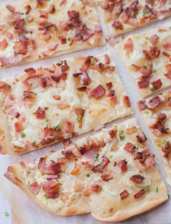 Elsässer Flammkuchen Rezept mit klassischem Teig und Belag aus Speck, Zwiebeln und Crème fraîche