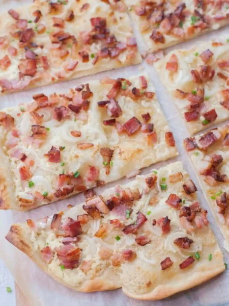 Elsässer Flammkuchen Rezept mit klassischem Teig und Belag aus Speck, Zwiebeln und Crème fraîche
