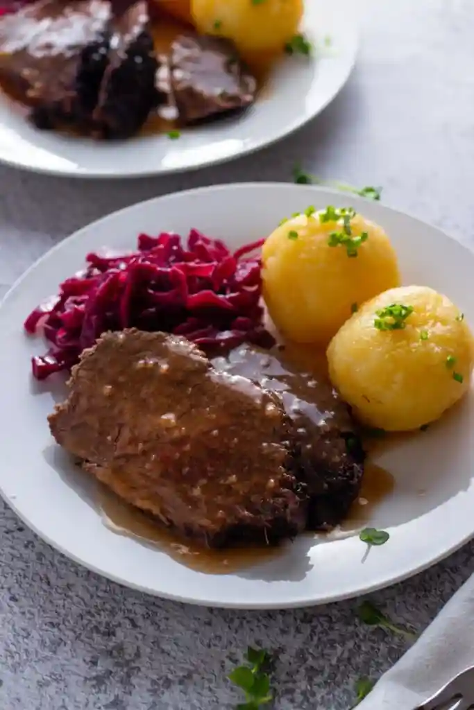 Sauerbraten mit Rotkohl und Kartoffelklößen – klassisches deutsches Rezept