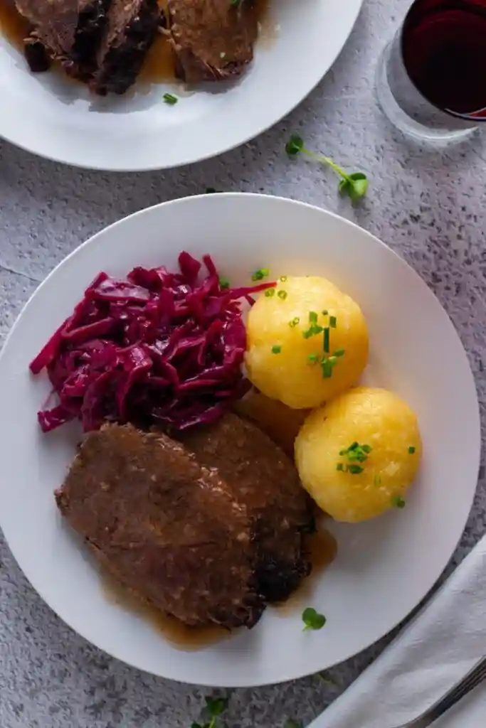 Sauerbraten mit Rotkohl und Kartoffelklößen – klassisches deutsches Sauerbraten Rezept