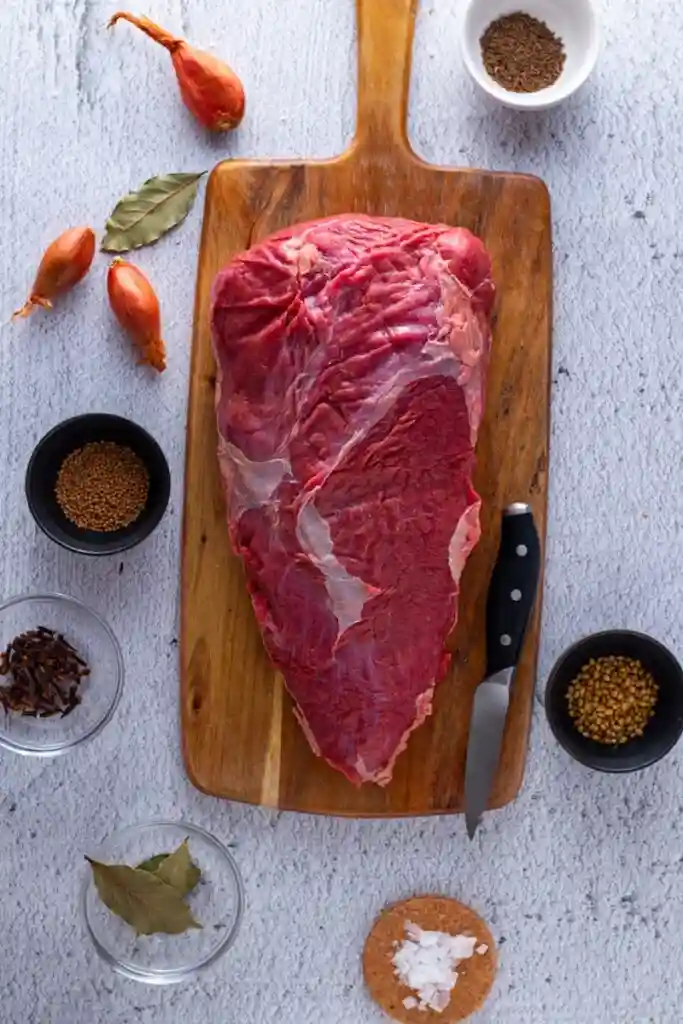 Fleisch für Sauerbraten mit Gewürzen – klassisches Sauerbraten Rezept zum Einlegen