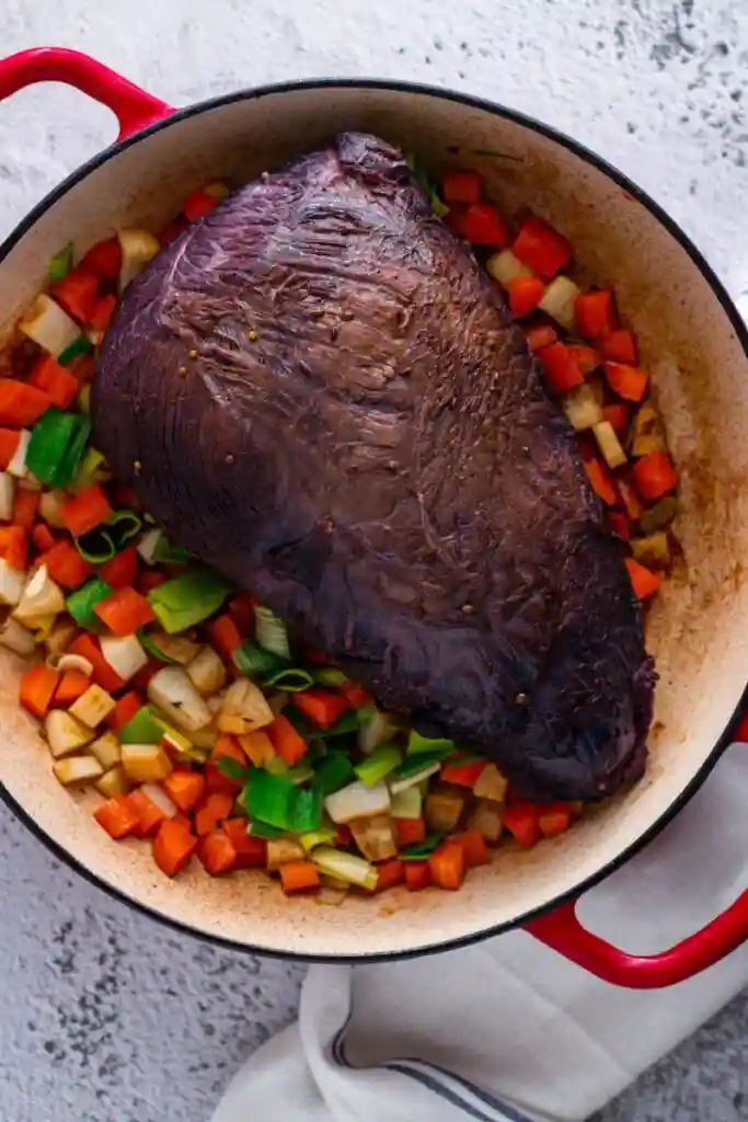 Sauerbraten im Schmortopf mit Gemüse – klassisches Rezept