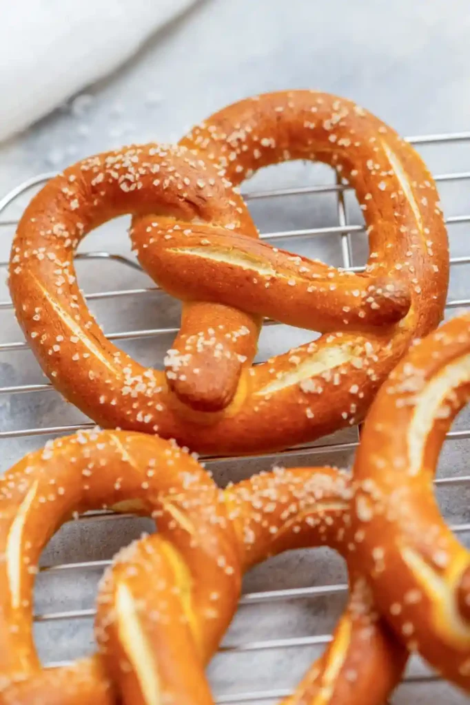 Goldbraune Laugenbrezel mit grobem Salz – original schwäbische Brezel frisch gebacken