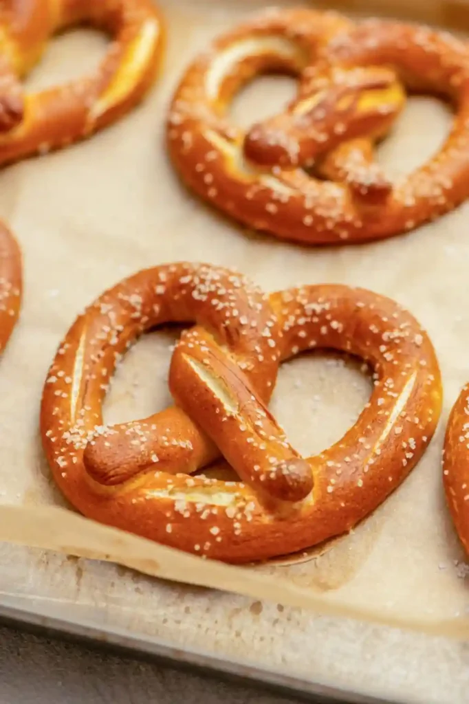 Frisch gebackene Laugenbrezel auf Backblech – schwäbische Brezeln Rezept