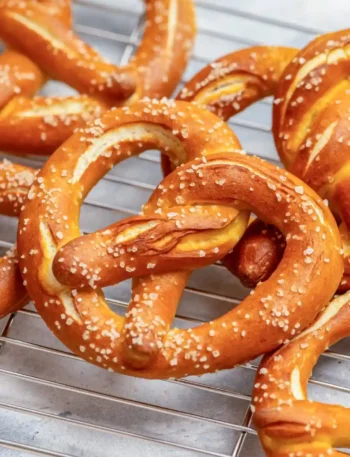 Frisch gebackene Laugenbrezel mit grobem Salz – original schwäbische Brezel selber machen nach traditionellem Rezept