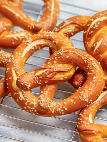 Frisch gebackene Laugenbrezel mit grobem Salz – original schwäbische Brezel selber machen nach traditionellem Rezept