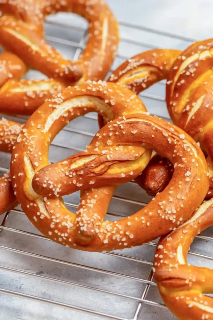 Frisch gebackene Laugenbrezel mit grobem Salz – original schwäbische Brezel selber machen nach traditionellem Rezept