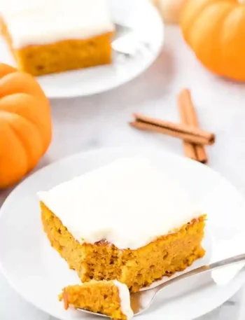 Kürbiskuchen vom Blech mit Frischkäse Frosting auf Teller serviert