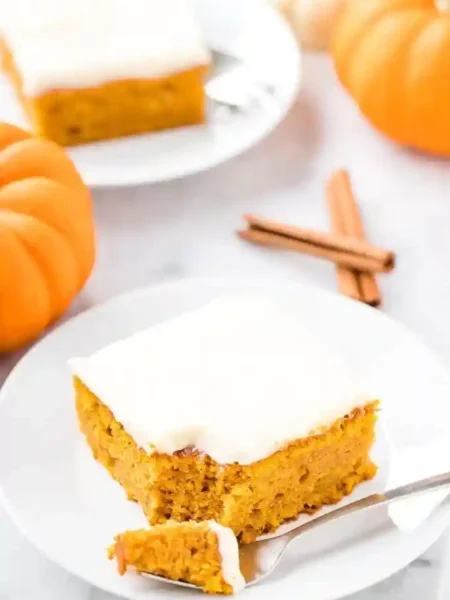 Kürbiskuchen vom Blech mit Frischkäse Frosting auf Teller serviert