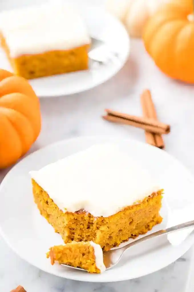 Kürbiskuchen vom Blech mit Frischkäse Frosting auf Teller serviert