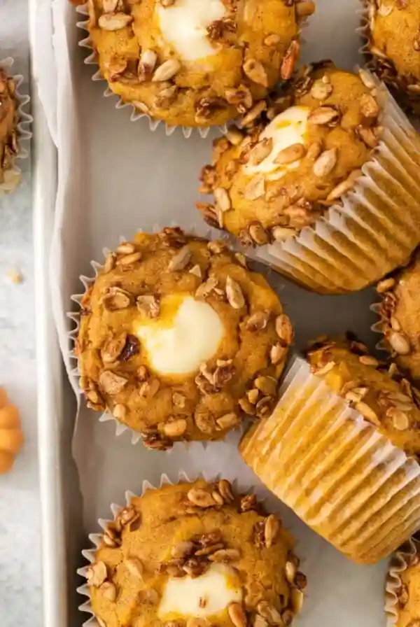 Kürbis Muffins herzhaft mit Frischkäsefüllung und knusprigen Kernen – einfaches Kürbis Muffins Rezept