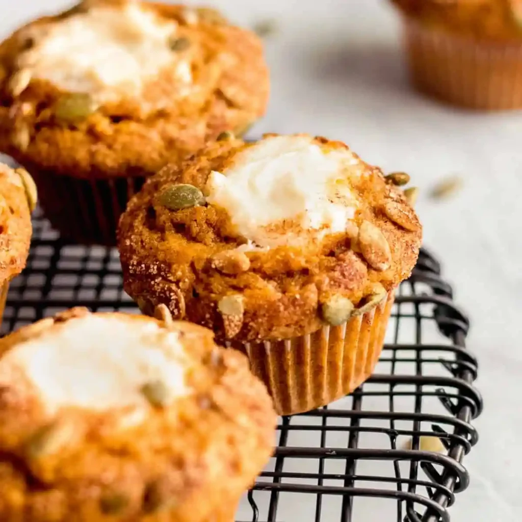 Kürbis Muffins herzhaft mit Frischkäsefüllung auf dem Kuchengitter – einfaches Kürbis Muffins Rezept
