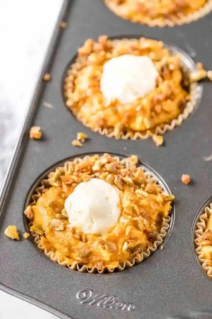 Kürbis Muffins herzhaft mit Frischkäsefüllung im Muffinblech – einfaches Kürbis Muffins Rezept