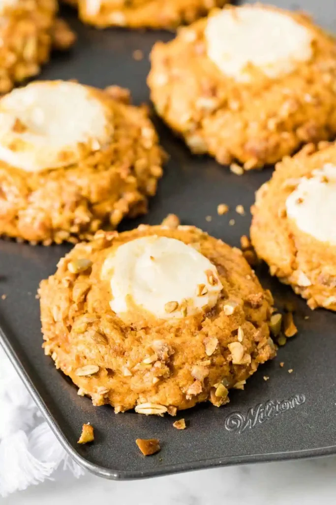 Frisch gebackene Kürbis Muffins herzhaft mit Frischkäsefüllung – einfaches Kürbis Muffins Rezept