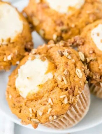 Kürbis Muffins herzhaft mit Frischkäsefüllung – saftiges einfaches Kürbis Muffins Rezept