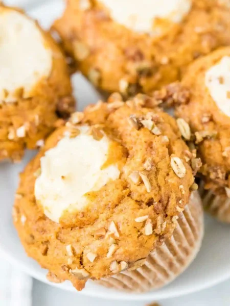 Kürbis Muffins herzhaft mit Frischkäsefüllung – saftiges einfaches Kürbis Muffins Rezept