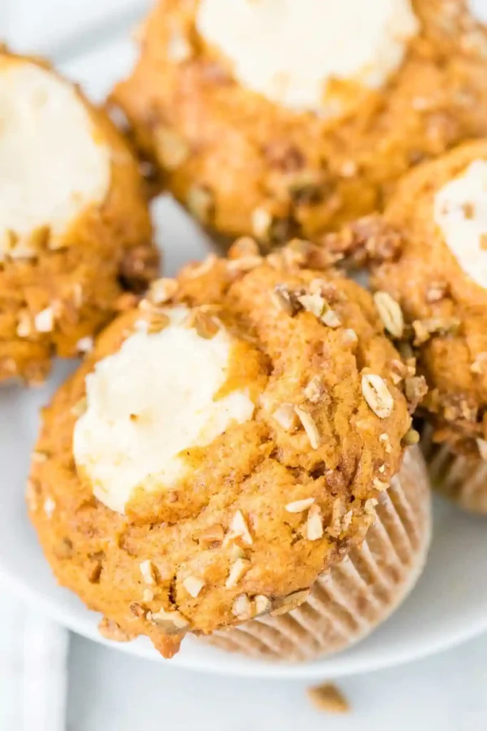 Kürbis Muffins herzhaft mit Frischkäsefüllung – saftiges einfaches Kürbis Muffins Rezept