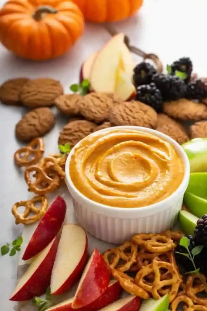 Kürbis Dip Rezept – cremiger Dip mit Kürbispüree, Frischkäse, Äpfeln, Brezeln und Keksen als herbstliche Snack-Idee.