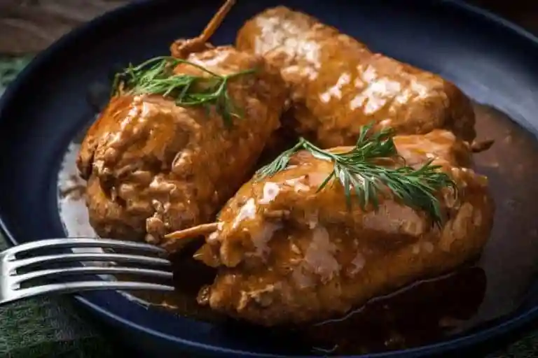 Saftige klassische Rinderrouladen mit Soße – Omas Rouladen Rezept auf einem Teller serviert