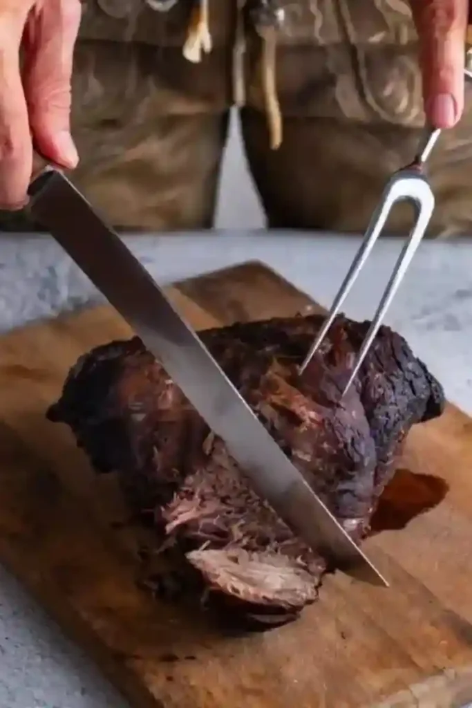 Sauerbraten aufschneiden – zartes Fleisch nach klassischem Rezept