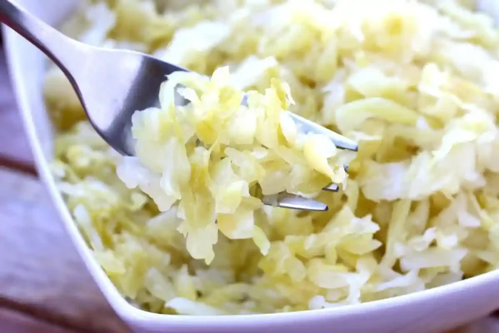 Gabel mit frisch fermentiertem Sauerkraut – klassisches Sauerkraut Rezept selber machen