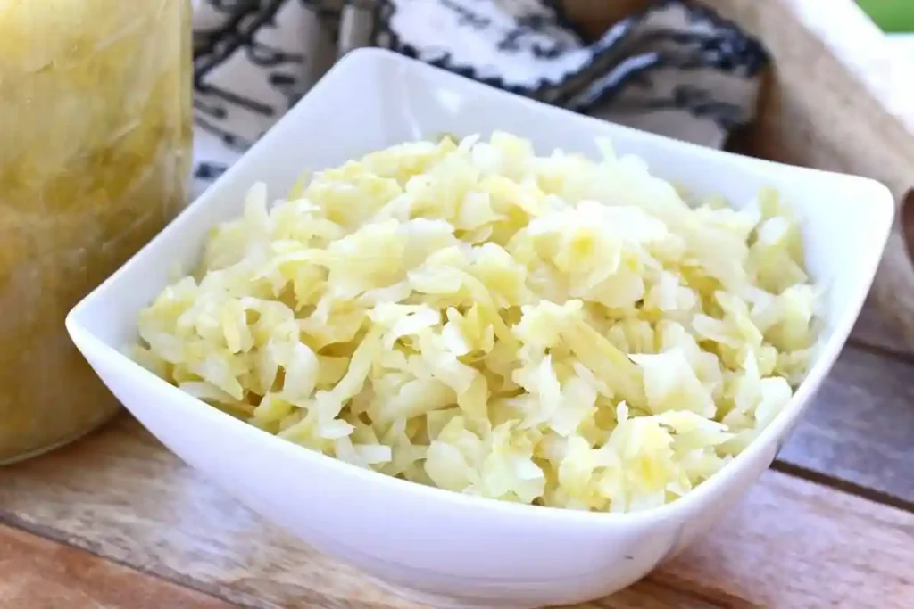 Frisch zubereitetes Sauerkraut in weißer Schüssel – klassisches Sauerkraut Rezept selber machen