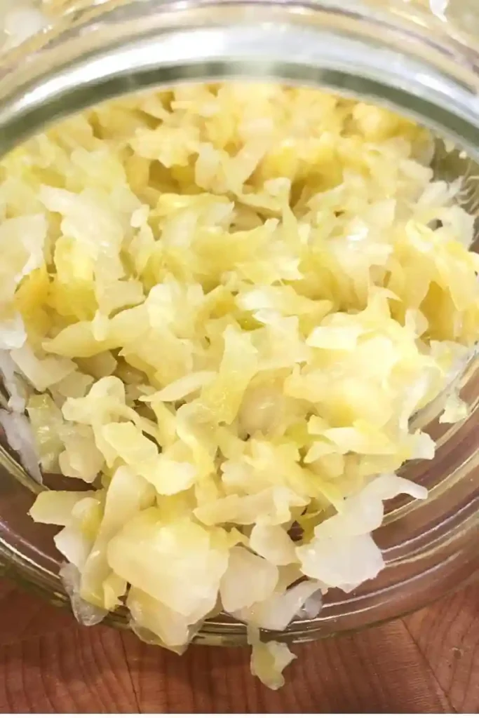 Selbstgemachtes Sauerkraut im Glas – klassisches Sauerkraut Rezept zum Fermentieren