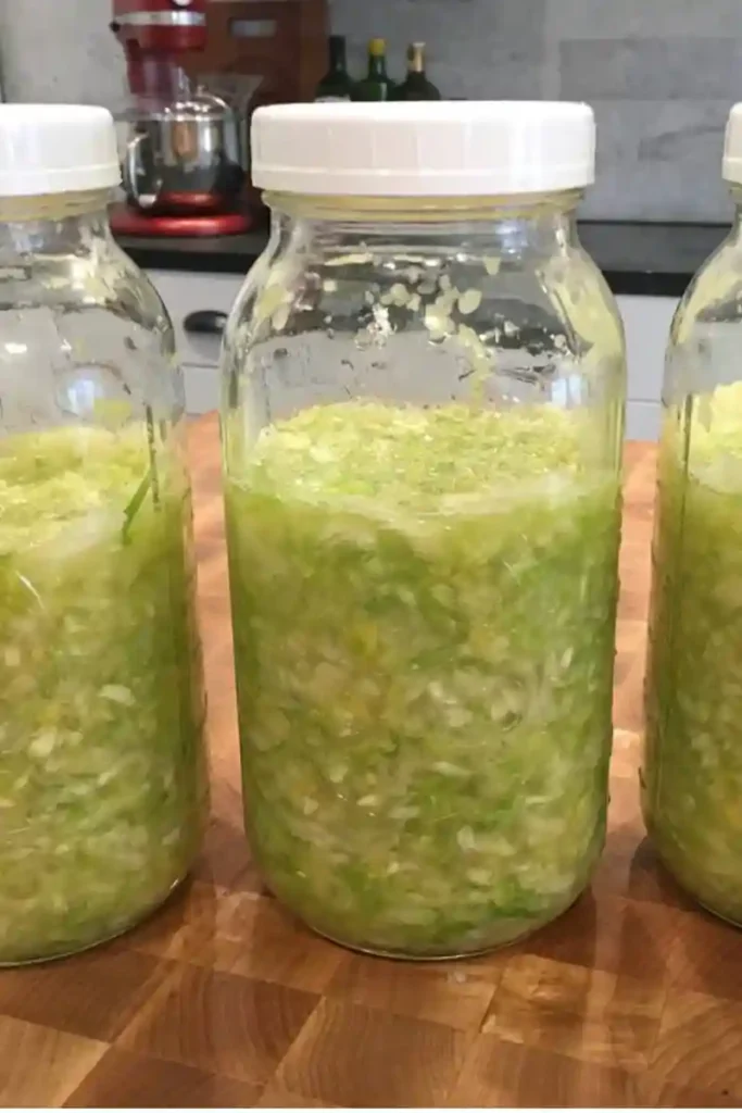 Gefüllte Gläser mit selbstgemachtem Sauerkraut – klassisches Sauerkraut Rezept fermentieren