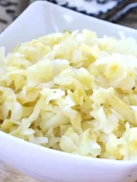 Selbstgemachtes Sauerkraut im Schüssel – klassisches Sauerkraut Rezept einfach selber machen