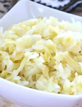 Selbstgemachtes Sauerkraut im Schüssel – klassisches Sauerkraut Rezept einfach selber machen