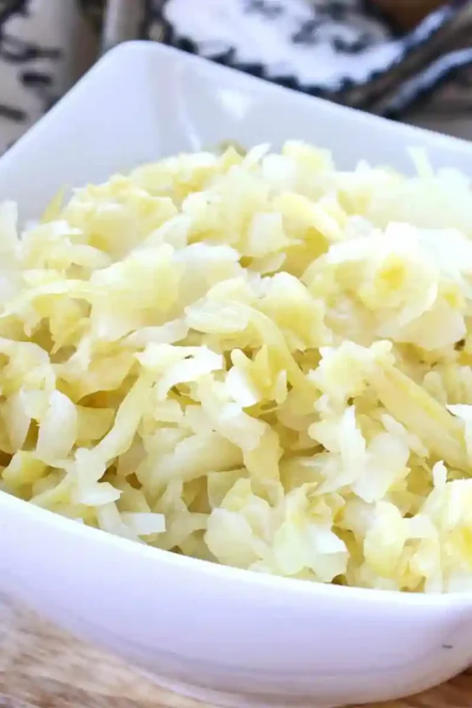 Selbstgemachtes Sauerkraut im Schüssel – klassisches Sauerkraut Rezept einfach selber machen