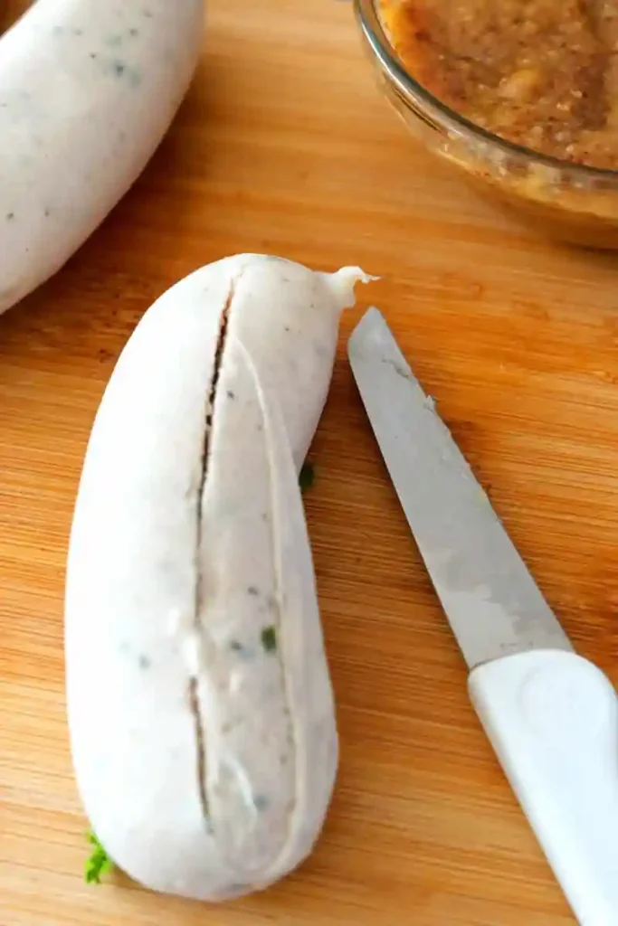 Weißwurst richtig essen – Banane-Methode mit Messer und Gabel