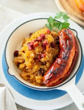 Sauerkraut mit Speck und Zwiebeln Rezept – traditionell gekocht mit Apfel und Wurst