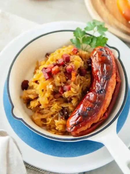 Sauerkraut mit Speck und Zwiebeln Rezept – traditionell gekocht mit Apfel und Wurst