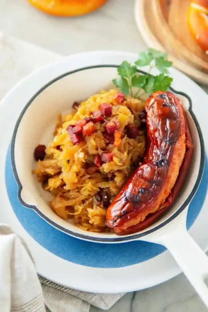 Sauerkraut mit Speck und Zwiebeln Rezept – traditionell gekocht mit Apfel und Wurst