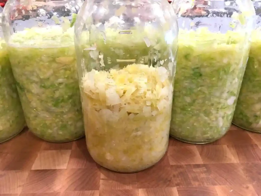 Selbstgemachtes Sauerkraut fermentiert in großen Gläsern – klassisches Sauerkraut Rezept