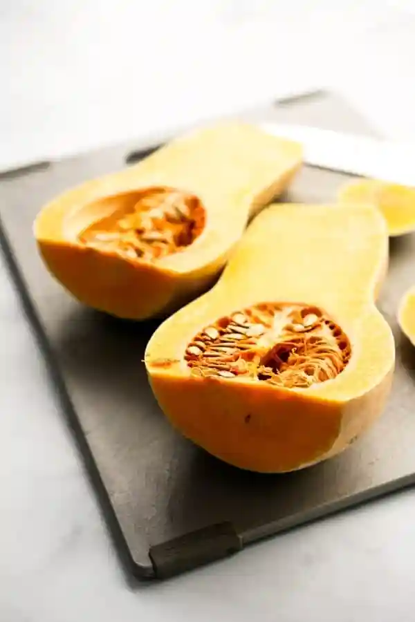 Butternut Kürbis halbiert roh – Vorbereitung für Ofenrezept
