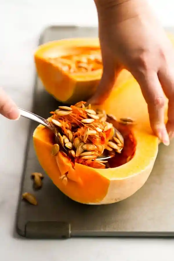 Butternut Kürbis entkernen – Vorbereitung für Ofenrezept