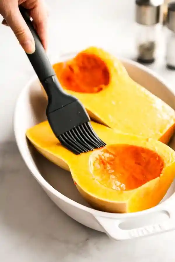Butternut Kürbis mit Öl bestreichen für das Ofen Rezept