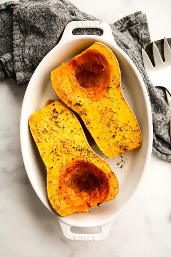 Butternut Kürbis im Ofen mit Schale – gebacken und gewürzt
