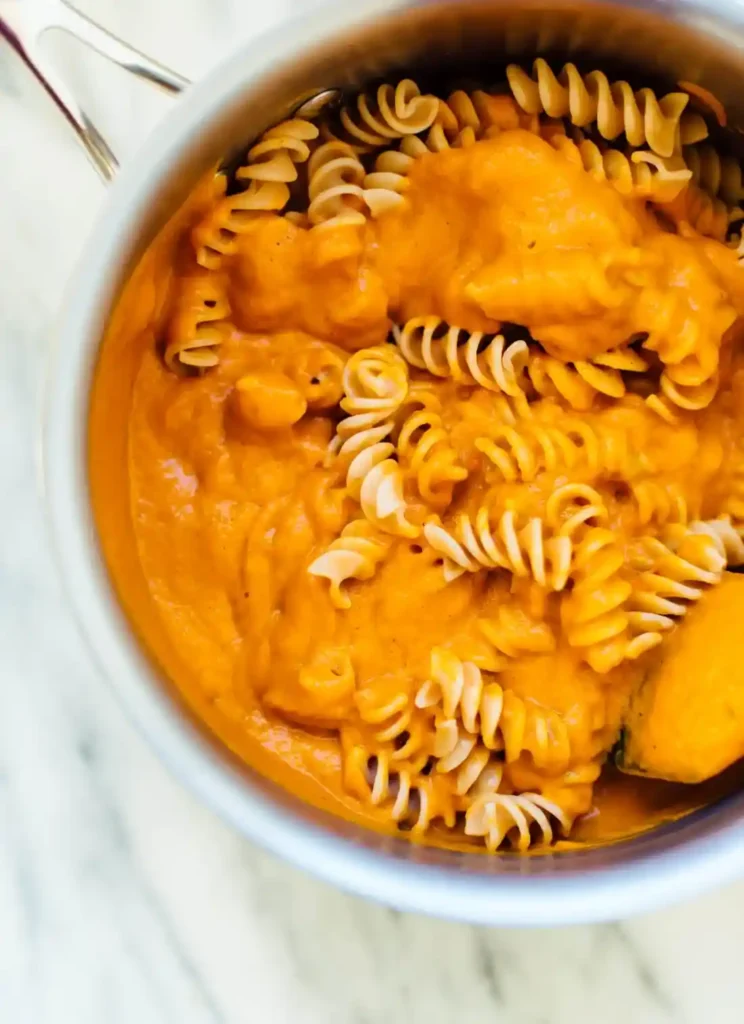 Pasta mit Kürbis Sauce in cremiger Kürbissauce im Topf zubereitet
