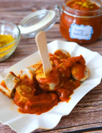 Currywurst mit selbstgemachter Currywurst Soße Rezept serviert im Pappteller