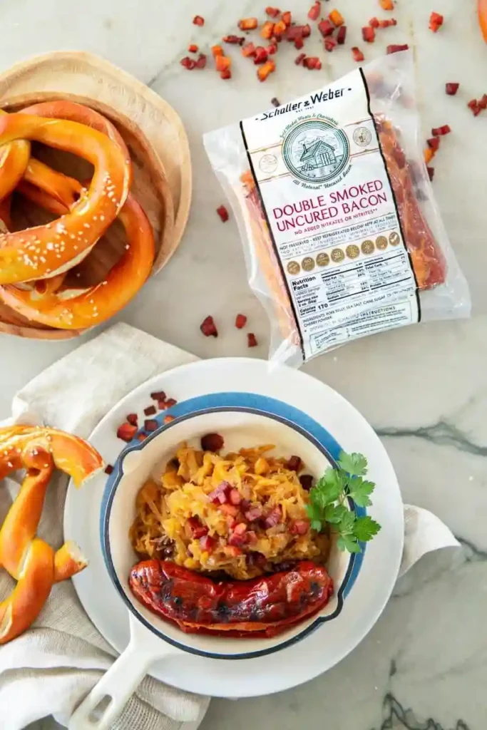 Sauerkraut kochen mit Speck, Zwiebeln und Bratwurst – serviert mit Brezeln