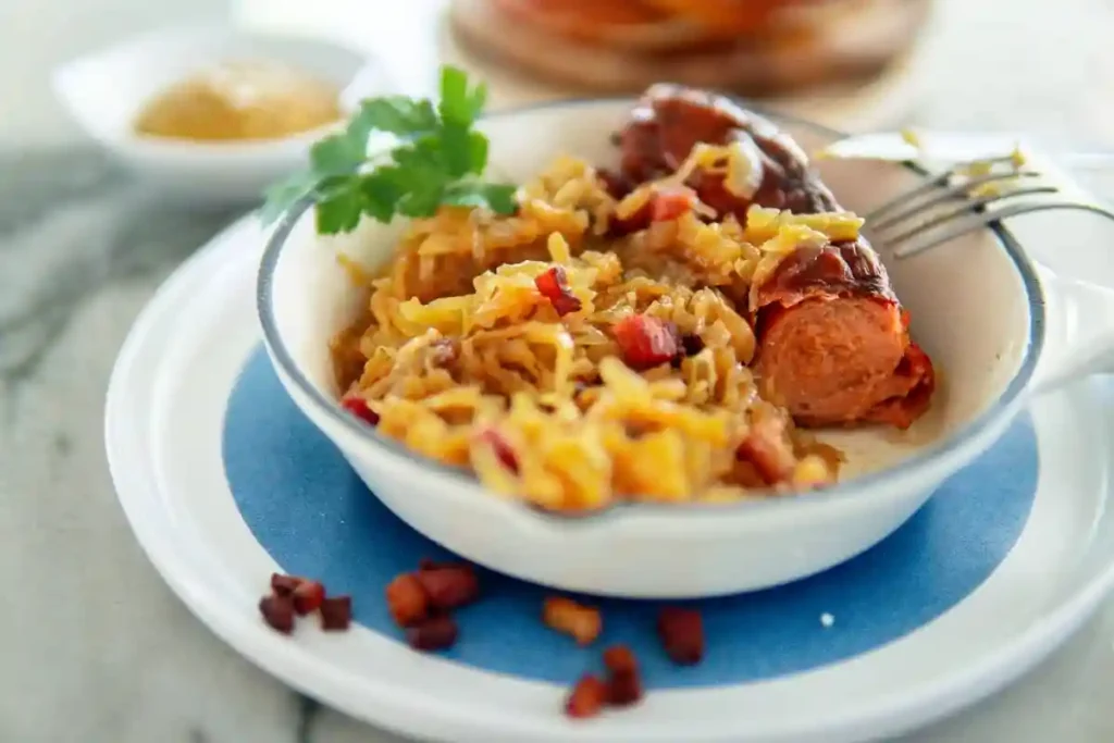 Sauerkraut mit Speck und Zwiebeln Rezept – serviert mit Bratwurst und Senf