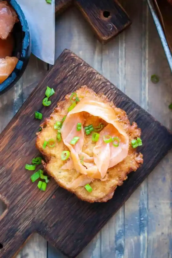 Kartoffelpuffer wie bei Oma mit Räucherlachs und Schnittlauch – edles Reibekuchen Rezept