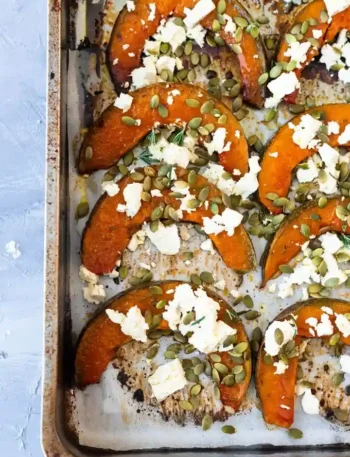 Ofenkürbis Spalten mit Feta und Kürbiskernen – bestes Kürbis im Ofen Rezept