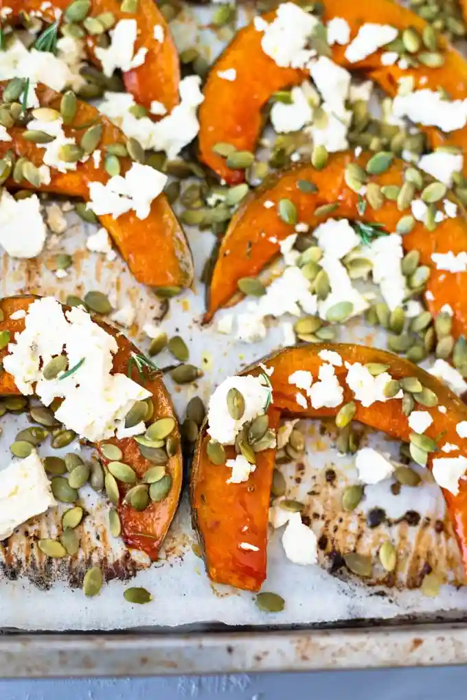 Ofenkürbis Spalten mit Feta und Kürbiskernen – gebackener Kürbis im Ofen Rezept